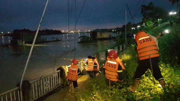 Cứu 3 người dân mắc kẹt ở 2 nhà bè bị nước lũ cuốn trôi trên sông Lô - 3