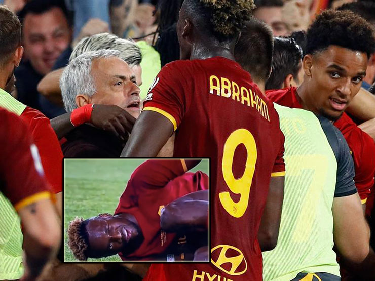 Mourinho - AS Roma vô địch: SAO ăn vạ câu giờ, bị chỉ trích vì ”làm trò” với HLV