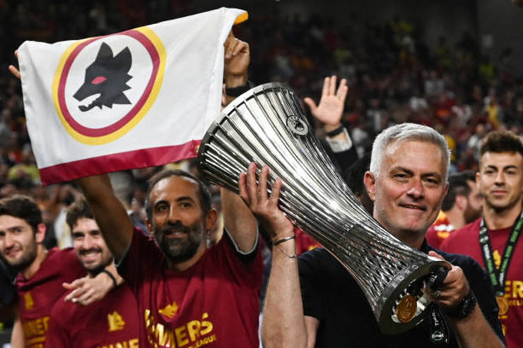 Fan Roma đi bão lúc 4h sáng đón Mourinho, mừng vô địch Europa Conference League - 1