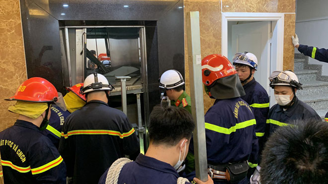 Hiện trường vụ rơi thang máy khiến 2 người tử vong ở Hà Nội - 5
