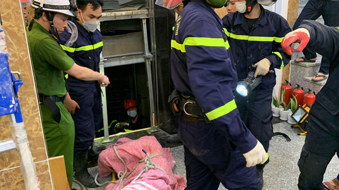 Hiện trường vụ rơi thang máy khiến 2 người tử vong ở Hà Nội - 6