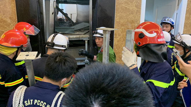Hiện trường vụ rơi thang máy khiến 2 người tử vong ở Hà Nội - 7