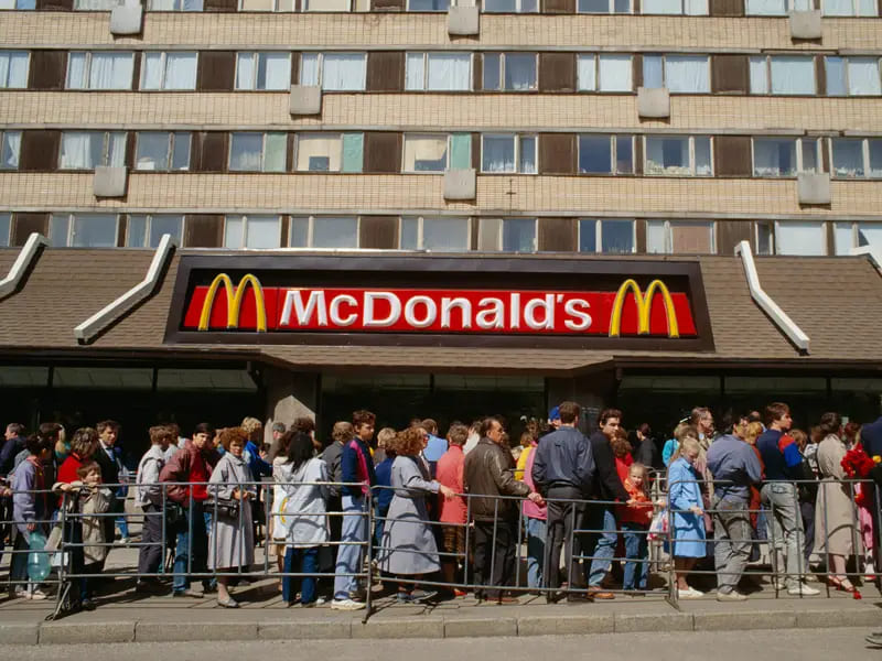 McDonald’s chạy khỏi Nga, doanh nhân này mua luôn 800 cửa hàng - 1