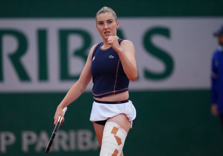 Người đẹp tennis 19 tuổi thích xắn váy thi đấu làm xôn xao Roland Garros - 1