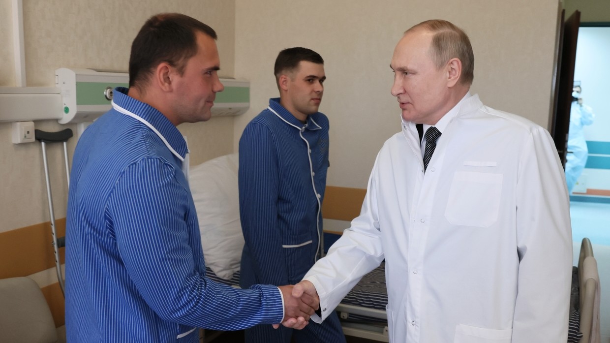 Video ông Putin thăm binh sĩ Nga bị thương trong chiến đấu ở Ukraine - 1