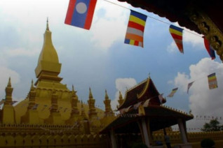 Chùa Pha That Luang: Chùa Pha That Luang tại Vientiane, Lào là một trong những cảnh đẹp tuyệt vời của Đông Nam Á. Với kiến trúc hoàng gia đầy ấn tượng và lịch sử hơn 600 năm, chùa là nơi tôn vinh Đức Phật và là điểm đến hấp dẫn của du khách trên khắp thế giới.