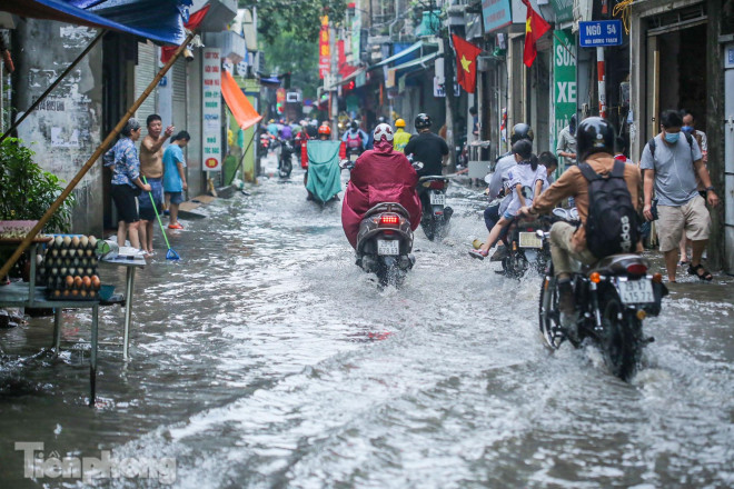 Phố phường Hà Nội ngập trong &#34;biển nước&#34; chỉ sau 20 phút mưa rào - 1