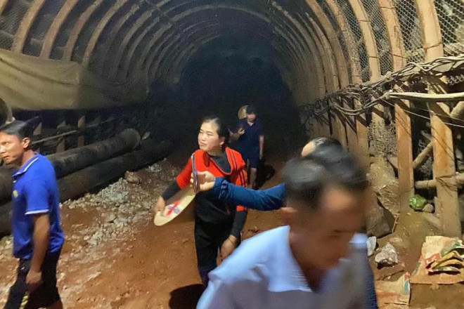 Nghệ An: Dân bức xúc kéo vào hầm quặng vì cho rằng tạo ra sụt lún nhà mình - 1