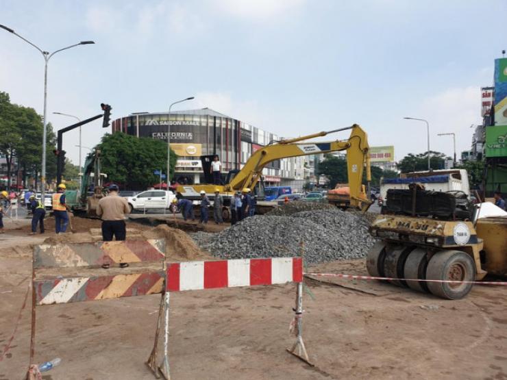 TP.HCM: Xuất hiện ”hố tử thần” dài hơn 10m trên đường Nguyễn Oanh