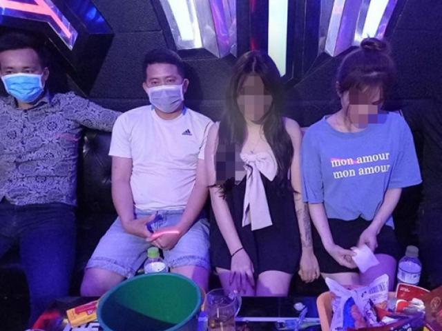 5 cô gái trẻ thác loạn trong tiếng nhạc chát chúa cùng nhóm bạn trai tại karaoke