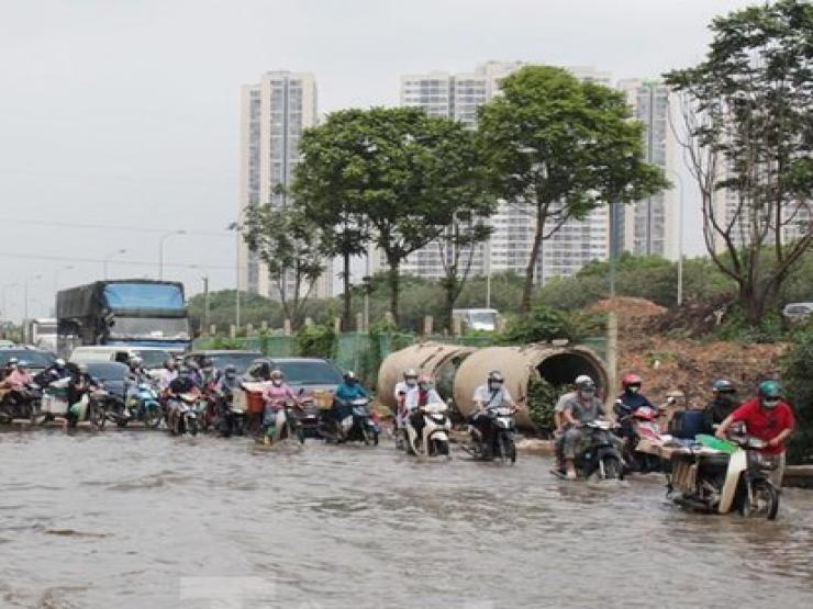 Hết mưa 1 ngày, đường gom Đại lộ Thăng Long vẫn chìm trong nước