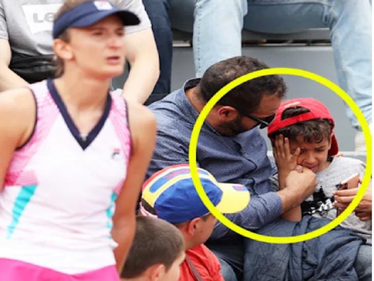 Nữ VĐV ném vợt khiến cậu bé khóc thét, Swiatek quên tỉ số trận đấu