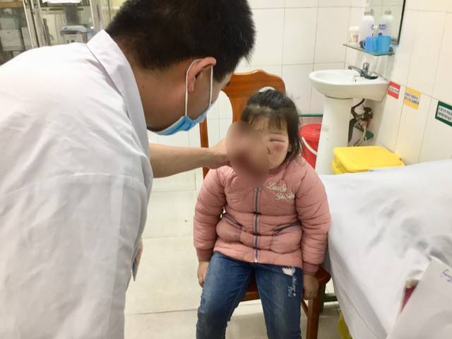 Dùng lá trầu không để rửa mắt, bé 6 tuổi suýt bị mù - 1