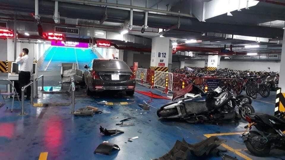 Mercedes Maybach tông loạt xe máy ở hầm chung cư, một người bị thương - 1