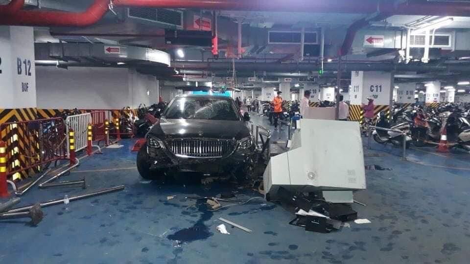 Mercedes Maybach tông loạt xe máy ở hầm chung cư, một người bị thương - 2