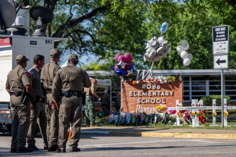 Mỹ: Lý do cảnh sát không ngăn chặn kẻ xả súng khiến 21 người chết ở trường học Texas  - 1