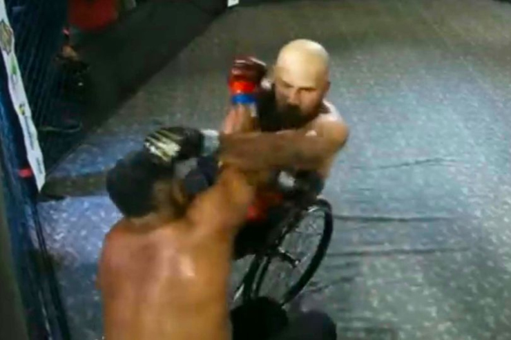 Giải võ MMA gây tranh cãi: Khốc liệt võ sỹ đánh nhau trên xe lăn - 1