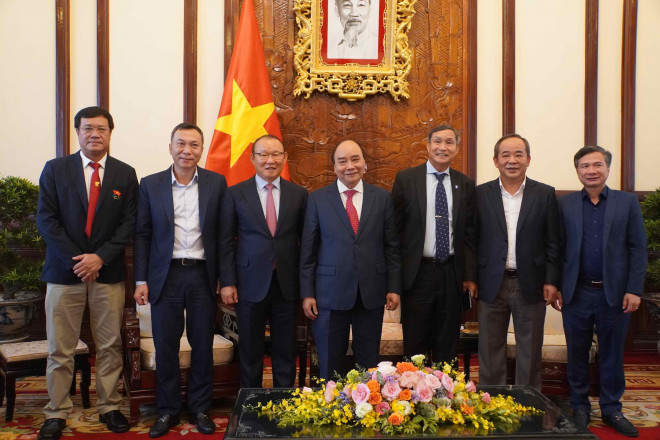 Chủ tịch nước Nguyễn Xuân Phúc gặp mặt, tặng quà HLV Park Hang-seo và Mai Đức Chung - 2