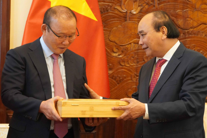 Chủ tịch nước Nguyễn Xuân Phúc gặp mặt, tặng quà HLV Park Hang-seo và Mai Đức Chung - 4