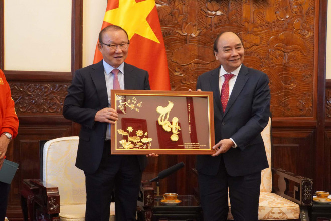 Chủ tịch nước Nguyễn Xuân Phúc gặp mặt, tặng quà HLV Park Hang-seo và Mai Đức Chung - 3