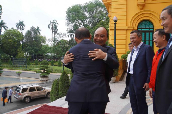 Chủ tịch nước Nguyễn Xuân Phúc gặp mặt, tặng quà HLV Park Hang-seo và Mai Đức Chung - 6