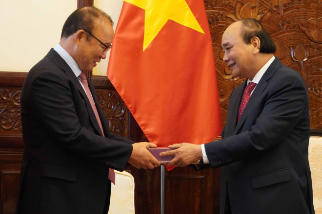 Chủ tịch nước Nguyễn Xuân Phúc gặp mặt, tặng quà HLV Park Hang-seo và Mai Đức Chung - 5