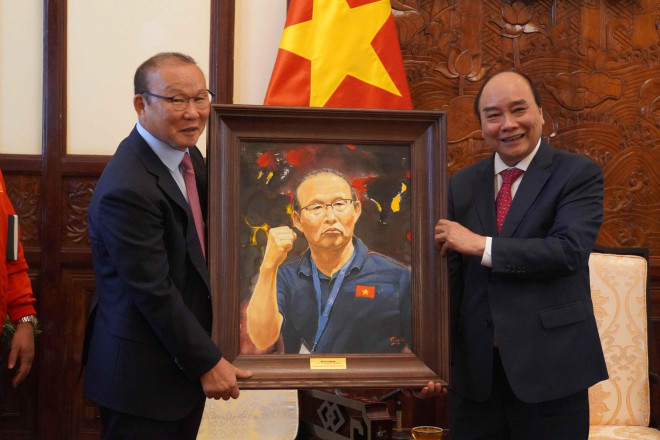 Chủ tịch nước Nguyễn Xuân Phúc gặp mặt, tặng quà HLV Park Hang-seo và Mai Đức Chung - 7