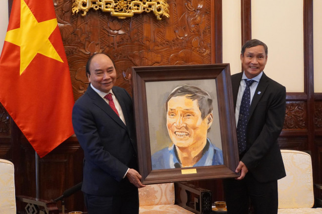 Chủ tịch nước Nguyễn Xuân Phúc gặp mặt, tặng quà HLV Park Hang-seo và Mai Đức Chung - 8
