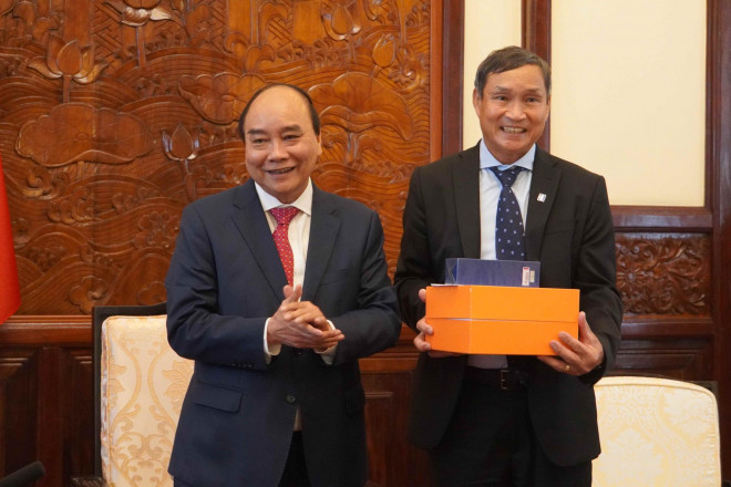 Chủ tịch nước Nguyễn Xuân Phúc gặp mặt, tặng quà HLV Park Hang-seo và Mai Đức Chung - 9