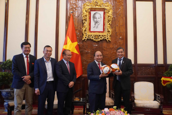 Chủ tịch nước Nguyễn Xuân Phúc gặp mặt, tặng quà HLV Park Hang-seo và Mai Đức Chung - 11