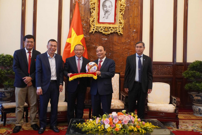 Chủ tịch nước Nguyễn Xuân Phúc gặp mặt, tặng quà HLV Park Hang-seo và Mai Đức Chung - 10