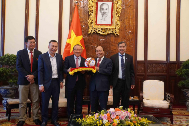 Chủ tịch nước Nguyễn Xuân Phúc gặp mặt, tặng quà HLV Park Hang-seo và Mai Đức Chung - 12