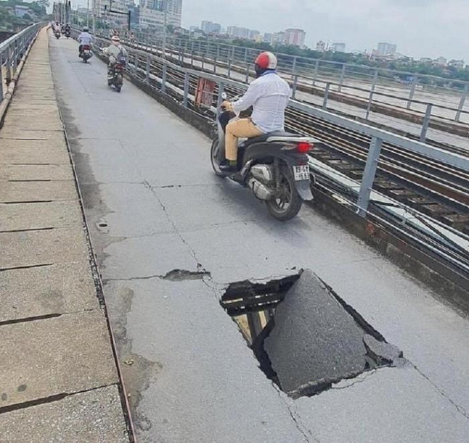 Cầu Long Biên liên tục bị “thủng”, nguy hiểm rình rập - 1