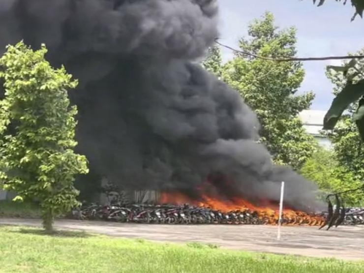 Hàng trăm xe máy trong bãi tạm giữ phương tiện vi phạm bị lửa thiêu rụi