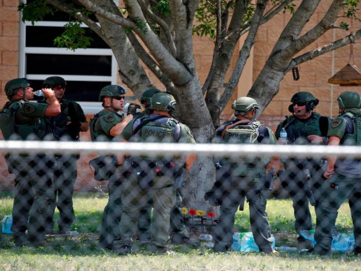 Mỹ: Lý do cảnh sát không ngăn chặn kẻ xả súng khiến 21 người chết ở trường học Texas 