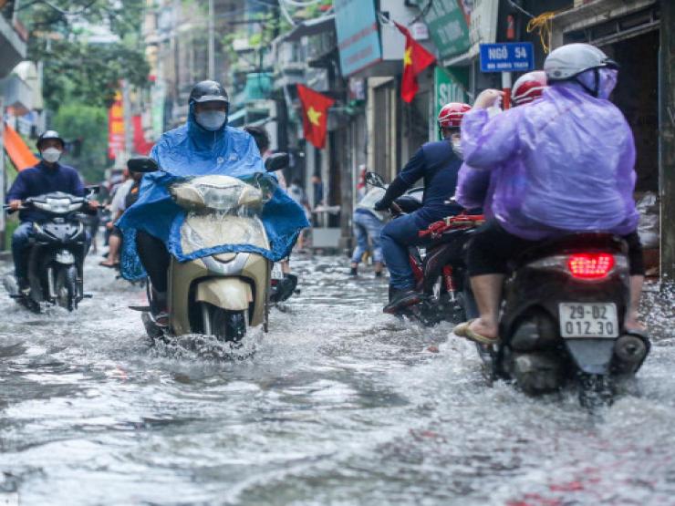 Phố phường Hà Nội ngập trong ”biển nước” chỉ sau 20 phút mưa rào