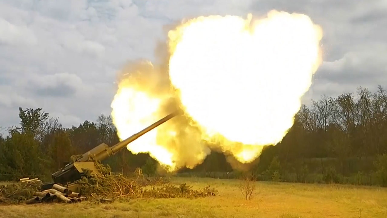 Video: Lực lượng Nga hậu thuẫn nã pháo dữ dội vào vị trí của quân đội Ukraine ở Severodonetsk - 1