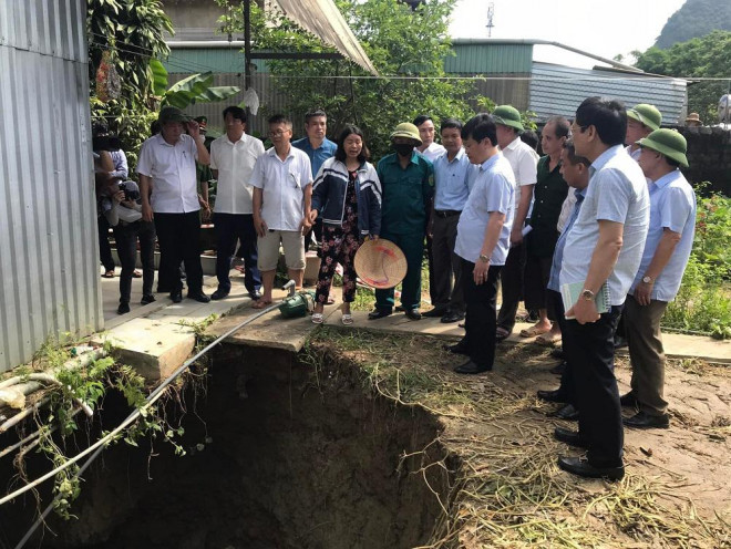 “Hố tử thần” xuất hiện hàng loạt: Hàng trăm người kéo vào công ty khai thác khoáng sản - 1