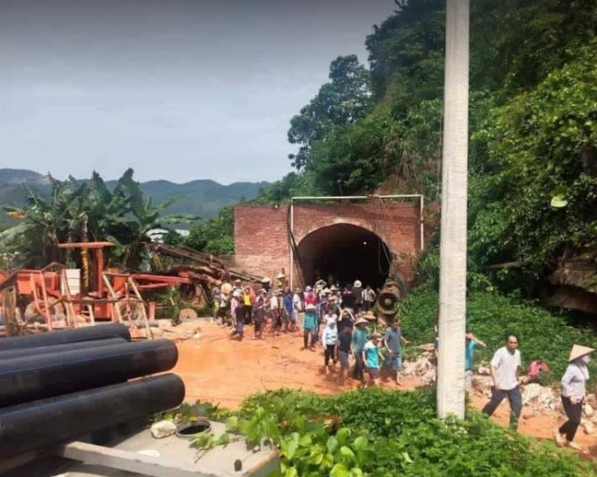 “Hố tử thần” xuất hiện hàng loạt: Hàng trăm người kéo vào công ty khai thác khoáng sản - 2