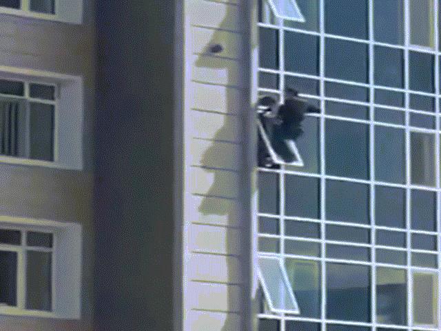 Clip giải cứu bé gái 3 tuổi cheo leo trên cửa sổ tầng 8 khiến nhiều người ”đứng tim” theo dõi