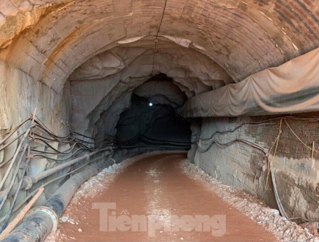 &#34;Mục sở thị&#34; đường hầm sâu hun hút trong mỏ quặng ở thủ phủ khoáng sản - 2