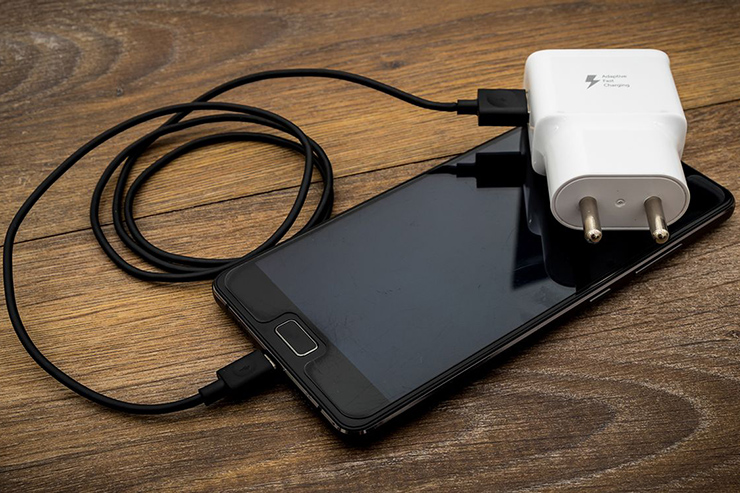 Mua điện thoại tầm trung mới có tốt hơn cao cấp đời cũ? - 3