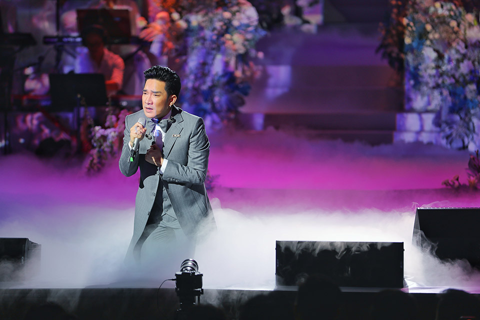Quang Hà bật khóc khi hát tặng bố quá cố - nhạc sĩ Vũ Cẩm trong liveshow - 12