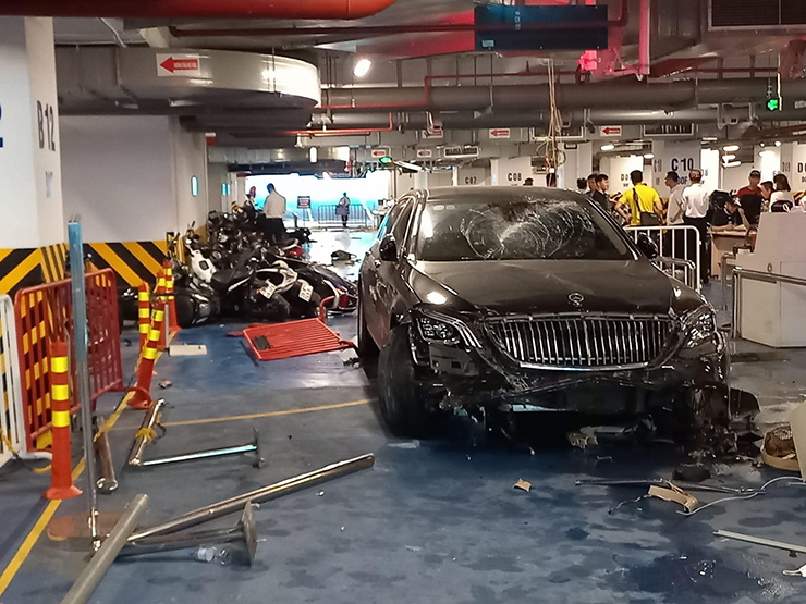 Mercedes-Maybach S560 mất lái lao vào hầm chung cư tông đổ loạt xe máy - 1