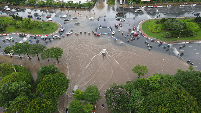 Phố biến thành “sông” sau cơn mưa như trút nước ở Hà Nội - 1