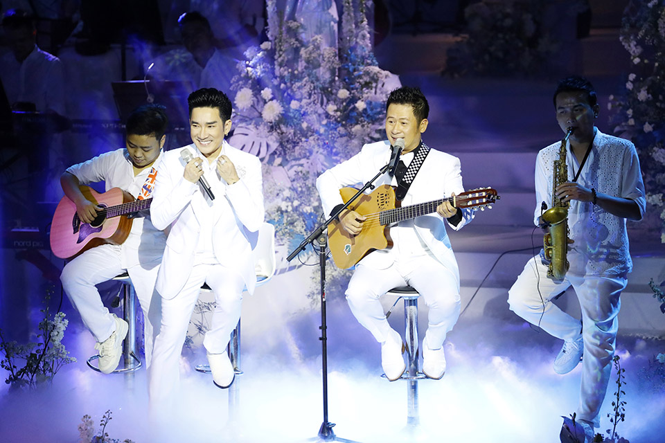 Quang Hà bật khóc khi hát tặng bố quá cố - nhạc sĩ Vũ Cẩm trong liveshow - 7