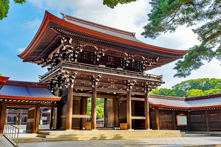 1. Đền Meiji

Đền Meiji được coi là 1 trong những công trình kiến trúc đẹp nhất Tokyo, được bao quanh bởi 1 khu rừng rất lớn. Khi đến đây, bạn đừng bỏ lỡ “cây điều ước”, hãy viết điều ước của mình vào tấm biển là treo nó lên cây. Bên ngôi đền còn có 1 khu vườn rợp bóng cây, 1 quán trà và vườn hoa diên vĩ.
