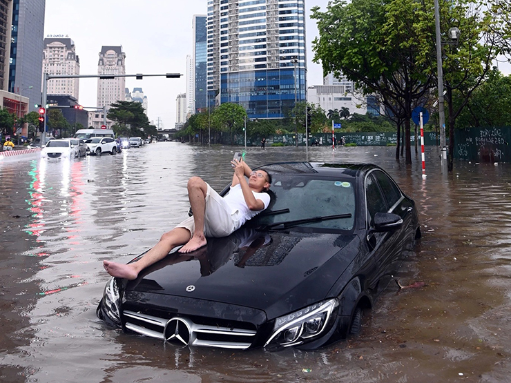 Nước ngập vút bánh, chủ xe Mercedes-Benz C 300 lên nắp capo nằm chill