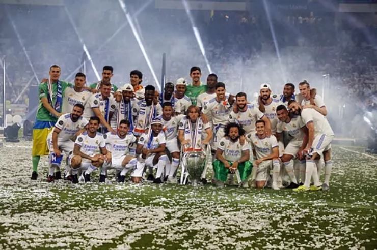Real Madrid ăn mừng vô địch Cúp C1: Fan làm loạn, Marcelo chia tay xúc động - 1