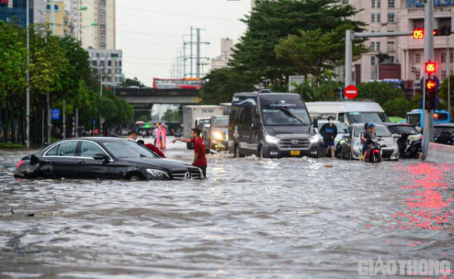 Hà Nội không có điểm ngập úng trong sáng nay dù đêm qua mưa lớn - 1